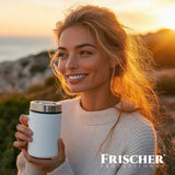 Ritratto di una donna felice che tiene un contenitore Frischer per caffè, ideale con addolcitore d'acqua domestico.