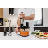 Frullatore a immersione Blaupunkt 1200W con accessori in uso per preparare puree e salse in cucina