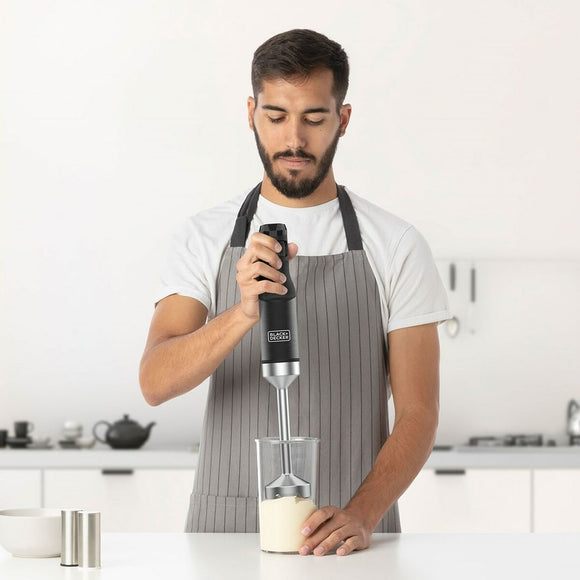 Frullatore Black & Decker BXHBA1501E in azione con un uomo che frulla ingredienti in un bicchiere