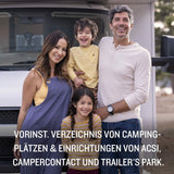 Famiglia felice davanti a un camper, ideale per avventure con il navigatore GPS Garmin originale