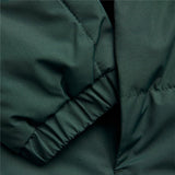 Dettaglio della manica della giacca per bambini Jack & Jones con cuciture imbottite in verde scuro