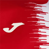 Dettaglio della maglia calcio bambini Joma in rosso con logo distintivo J in bianco