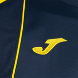 Dettaglio della maglia calcio uomo Joma Championship VII con logo giallo su sfondo blu