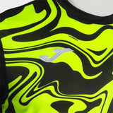 Dettaglio della maglia da calcio uomo Joma Lion II con design fluorescenti e logo Joma in evidenza