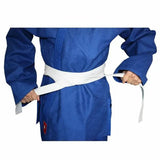 Kimono karate azzurro indossato con cintura bianca, perfetto per le arti marziali e l'allenamento