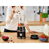 Frullatore Lafe 1,5 litri nero in uso per preparare un frullato fresco con frutti di bosco