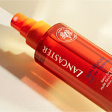 Olio solare protettivo Lancaster SPF 30 in flacone arancione con erogatore per ottimizzare l'abbronzatura
