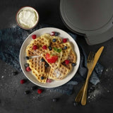 Deliziosi waffle serviti con frutta fresca, preparati con macchina per waffle in acciaio inox