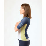 Maglia da ciclismo donna Hemon con design aderente, maniche corte e dettagli colorati per comfort e stile