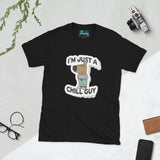 Maglietta unisex I'm just a chill guy con design di un cane su sfondo nero