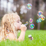 Bolle di sapone Spider-Man, un bambino che gioca con le bolle nel prato durante una giornata di sole