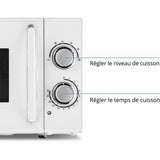 Dettaglio del microonde bianco 700W con manopole per impostare livello e tempo di cottura