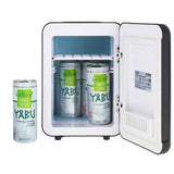 Mini frigo portatile nero con bevande energetiche all'interno e design compatto per uso domestico e viaggi