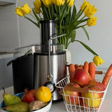 Estrattore di succo MPM MSO-18M con frutta fresca e verdura per preparazioni salutari