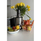 Mixer MPM MSO-18M accanto a frutta fresca e fiori gialli in cucina moderna