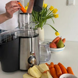 Mixer MPM MSO-18M in azione con carote fresche e mela per preparare succhi salutari