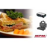 Tostapane Mpm 900W con toast croccanti e ingrediente fresco su piatto bianco