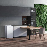 Mini frigo Oceanic 90 litri bianco posizionato in una cucina moderna con mobili eleganti