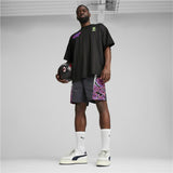 Uomo che indossa pantaloncini sportivi uomo AC Milan Puma con design moderno e pallone da calcio