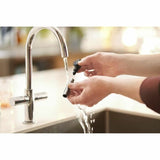 Pulizia della caffettiera automatica Philips EP1224 sotto l'acqua corrente del rubinetto