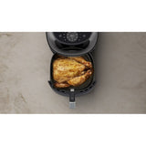 Friggitrice ad aria Philips 7,2 litri con pollo arrosto perfettamente cotto all'interno del cestello