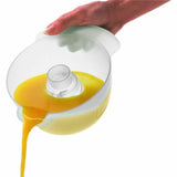 Spremiagrumi elettrico Philips mentre si versa succo fresco di arancia in un contenitore