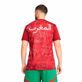 Maglia calcio uomo Puma Marruecos con design in rosso e scritta marocchina sul retro.