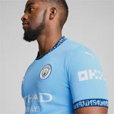 Maglia Manchester City 2024 2025 originale in blu con dettagli a contrasto e logo Puma