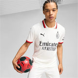 Giocatore con maglietta Puma AC Milan originale bianca, impugnando un pallone rosso e nero