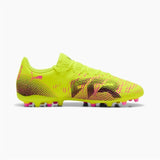 Scarpe da calcio Puma Future 8 Play uomo in giallo brillante con dettagli neri e rosa