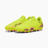 Scarpe da calcio Puma Future 8 Play uomo gialle con dettagli in rosa e suola adatta per il campo
