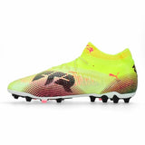 Scarpe da calcio Puma Future 8 Ultimate gialle e nere con suola in gomma per prestazioni ottimali.