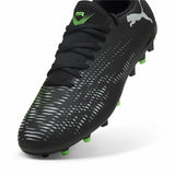 Scarpe da calcio Puma Future 8 uomo nere con dettagli verdi e suola per terreni in erba.