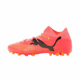 Scarpe da calcio multitacchetti Puma FUTURE 7 ULTIMATE in rosa e nero con suola adatta per campi in erba naturale