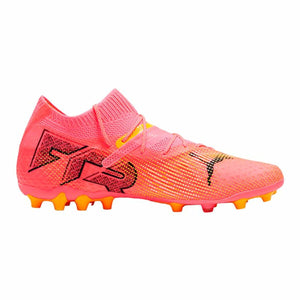 Scarpe da calcio multitacchetti Puma FUTURE 7 ULTIMATE rosa e gialla con design aerodinamico