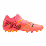 Scarpe da calcio multitacchetti Puma FUTURE 7 ULTIMATE rosa e gialla con design aerodinamico