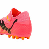Scarpe da calcio multitacchetti Puma FUTURE 7 ULTIMATE in rosa con dettagli neri per prestazioni elevate
