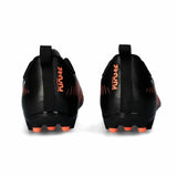 Scarpe da calcio Puma Future 8 Play uomo in nero e arancione con suola per terreni erbosi