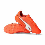 Scarpe da calcio Puma King adulte in arancione brillante con suola perforata per massima aderenza sul campo
