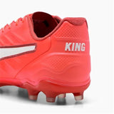 Dettaglio delle scarpe da calcio Puma King Pro uomo in rosso con supporto per prestazioni ottimali