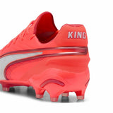 Dettaglio posteriore delle scarpe da calcio Puma King Ultimate adulto in arancione con suola robusta