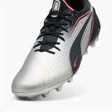 Scarpe da calcio Puma King Ultimate uomo in argento con dettagli neri e rosa, per prestazioni superiori sul campo