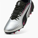 Scarpe da calcio Puma King uomo in argento con dettagli neri e rosa per prestazioni elevate nel gioco