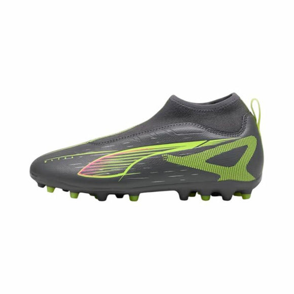Scarpe da calcio Puma Ultra 5 adulto in grigio con dettagli verdi, ideali per performance elevate sul campo