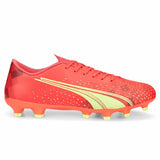 Scarpe da calcio Puma Ultra 5 Play uomo in rosso e giallo con suola leggera per prestazioni elevate.