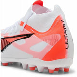 Dettaglio delle scarpe da calcio Puma Ultra 5 uomo in bianco e arancio con suola in gomma per prestazioni ottimali