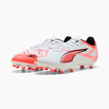 Scarpe da calcio Puma Ultra uomo bianche e arancioni con design aerodinamico per prestazioni elevate.