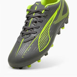 Scarpe da calcio Puma Ultra uomo in grigio e verde fluo, progettate per performance elevate sul campo.