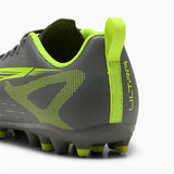 Scarpe da calcio Puma Ultra uomo in grigio con dettagli verdi e suola con tacchetti per un'ottima aderenza