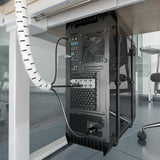 Raccogli cavi bianco 2 mm installato sotto un tavolo con cavi ordinati